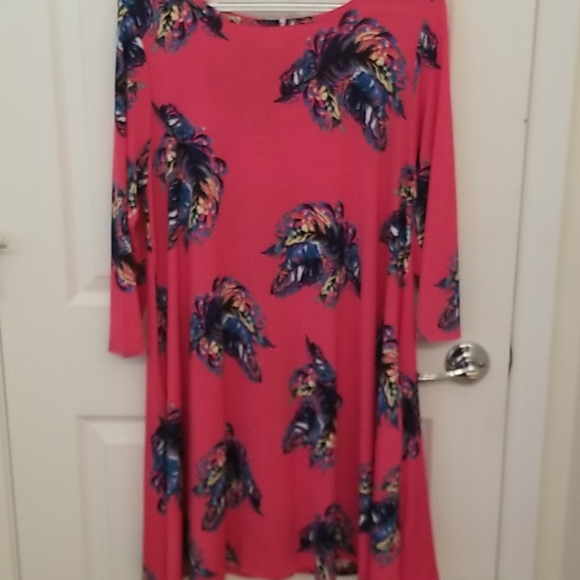 hershe Dresses & Skirts - Beautiful light weight dress. Size large.